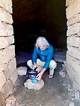 Koken uit de wind in de ingang van reuze trullo Pagghiarone