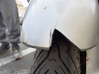 Stukje uit voorspatbord scooter