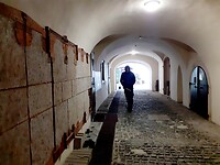 Gang achter poort
