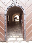 Achter elke poort in de oude stad na een gang kom je uit op een binnenplein