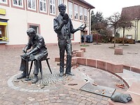 Schoenenmuseum standbeeld
