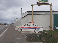 Nep-politie-auto met zwaailichten