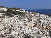 Archeologisch strand muur zuil 