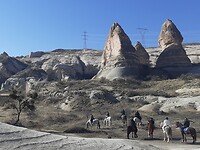 Te paard tussen de rotsen