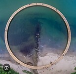 'The Infinity Bridge' van boven gezien
