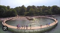 'The Infinitive Bridge' vanuit de zee gezien