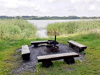 Gezellige barbecue-plek aan een meer