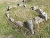 Stenen cirkel rond graf