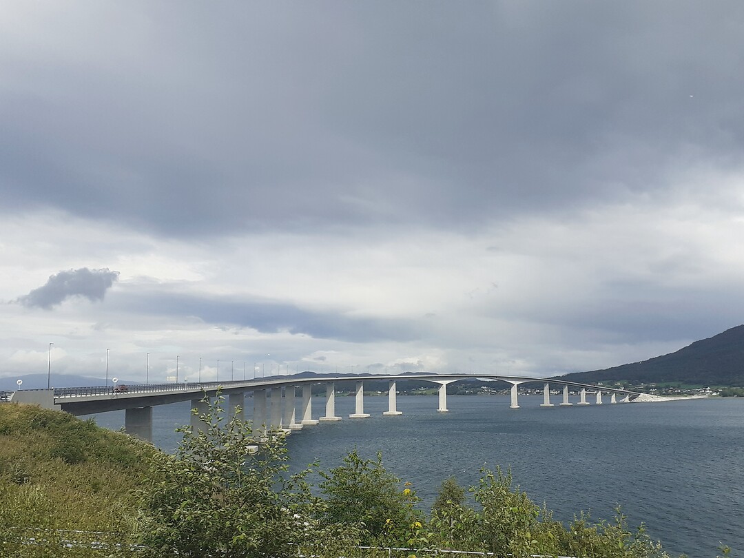 Tresfjordbrua