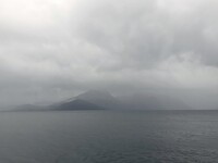 Bergen verstopt in de regenwolken