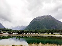 Camping tussen majestueuze bergen en een rivier