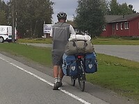 Toerist met te zwaar geladen fiets