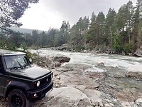 Jimny aan kajak-rivier