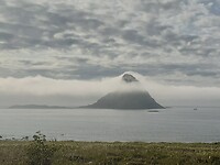 Bleiksøya in de wolken