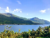 Uitzicht aan water Husjordøya