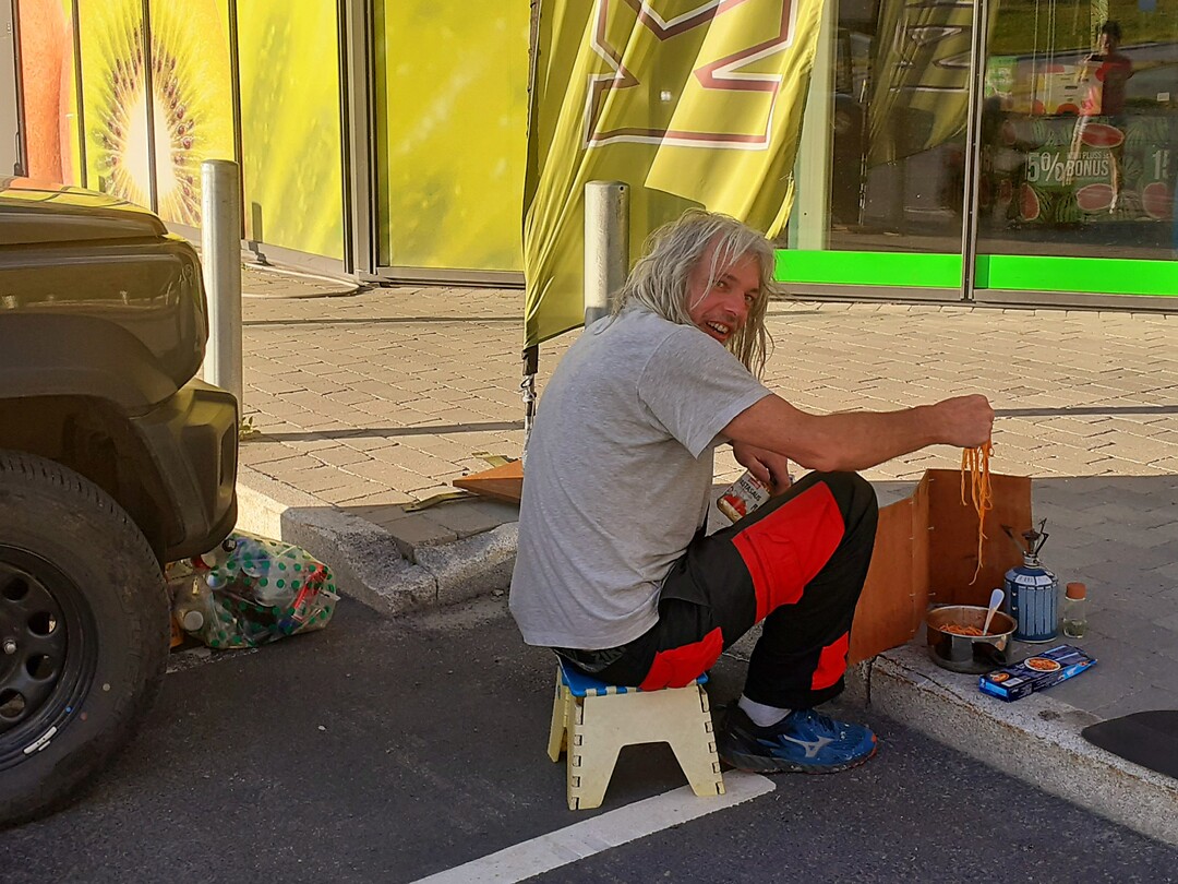 Pasta op de parking van de supermarkt