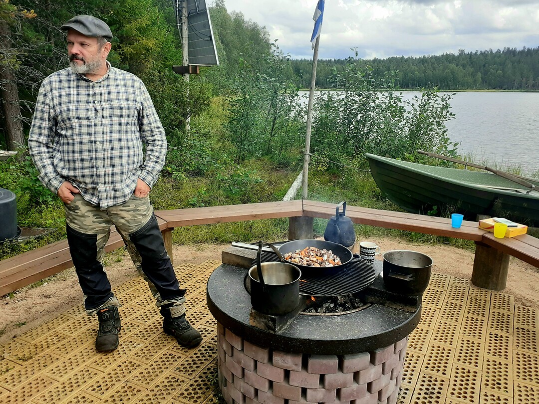 Paddestoelen gebakken op het vuur