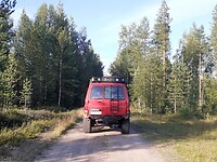 Escort van de rode Landcruiser