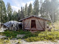 Hut met houtopslag