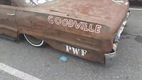 Amerikaanse oldtimer plat op de grond