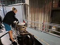 Tina maakt het schip vast