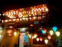 Café met veel lampionnen