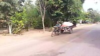 Met de scooter rondrijden buiten de stad
