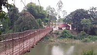 Hangende brug over met de scooter