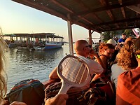 Met 11 in de longtailboat