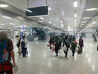 Veel jonge vrouwelijke militairen op de trein