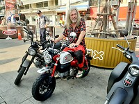 Laurens op de Honda Monkey