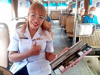 Lieve bus-dame met de ticket-koker