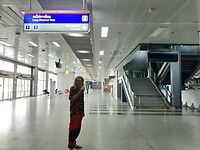Leeg treinstation dat reuzachtig is