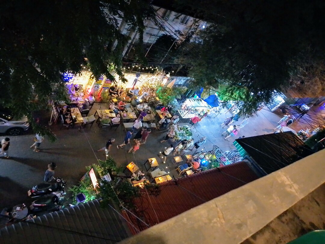 Zicht op gezellige straat vanop terras