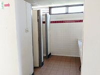Ene kant 2 lavabo's, andere kant 2 wc's met douche in
