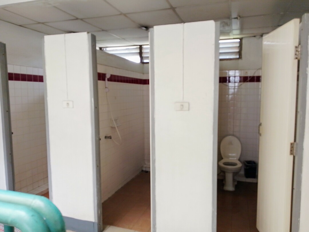 3 douche-ruimtes met wc, koud water