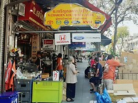 Straat vol kleine shop-onderdelen voor voertuigen