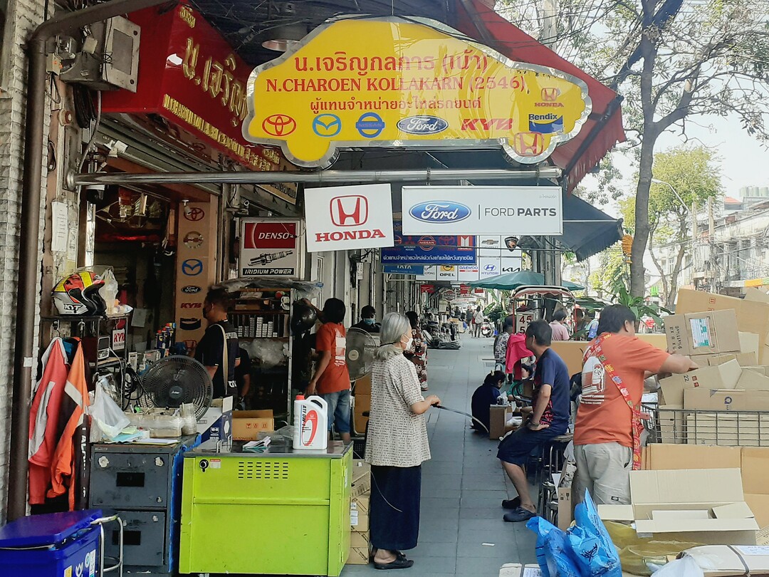 Straat vol kleine shop-onderdelen voor voertuigen