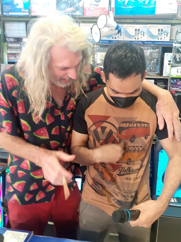 Laurens vindt zijn t-shirt wel mooi