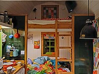 Boven brengen we de nacht door