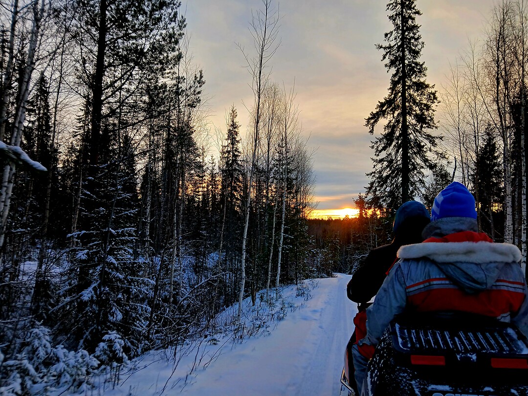 Met de sneeuwscooter richting de zon