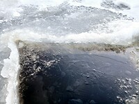 Meteen al een ijslaag op het water