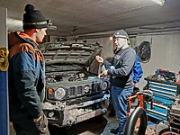 Reidar, Aarne en Laurens krijgen de led-bar aan de praat.