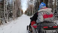 Laurens rijdt voor de eerste keer met een sneeuwscooter