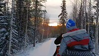 In de winterzon met de snowmobiel