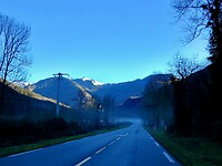 Speciaal licht boven de bergen, precies noorderlicht