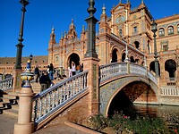 Een van de bruggen van het paleis naar Plaza de España