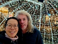 Wij in de grote verlichte kerstbol