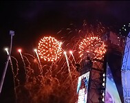 Spetterend vuurwerk synchroon met de muziek