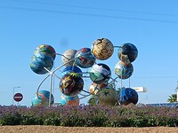 Wereldbollen op een rond punt